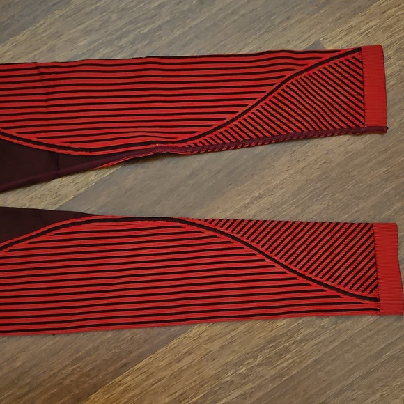 ALALA Convertible Seamless Sports Bra & Leggings Set Bright & Dark Red Stripes - Picture 10 of 16